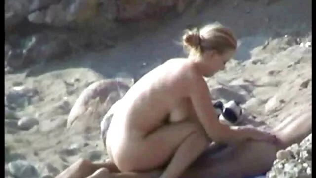 Visoka definicija :  Strap-on romansa s ovim prekrasnim dragim lezbijkama Hot porn 