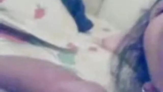 Visoka definicija :  Provalnici su uzeli plijen, ali su htjeli i pojebati ovu mladu damu Hot porn 