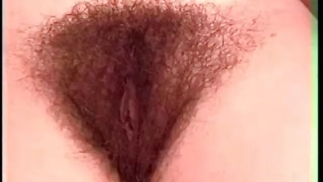 Visoka definicija :  Grudna bomba je aktivno bušena po prostranom krevetu Hot porn 