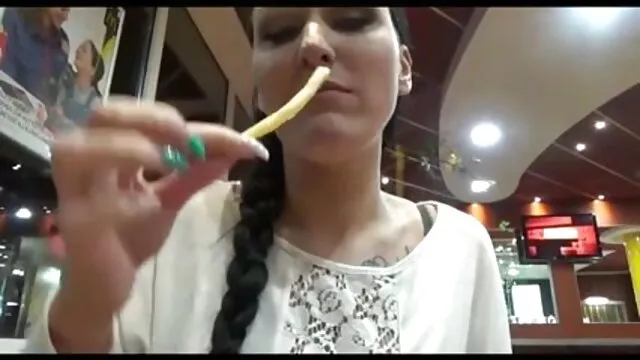 Visoka definicija :  Zreli otac dečka odlučuje još jednom probati tinejdžersku mačku Hot porn 