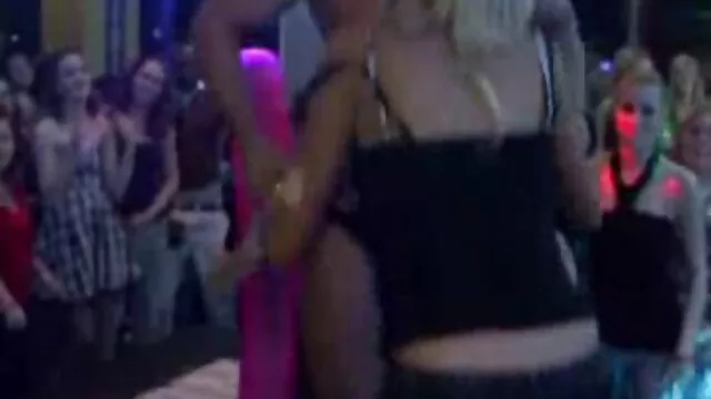 Visoka definicija :  Tinejdžerku s živahnim sisama dobro je jebao kolega u spavaćoj sobi Hot porn 