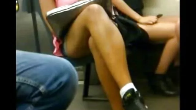Visoka definicija :  Zapanjujuća brineta s ogromnim silikonskim sisama jebana na kauču Hot porn 