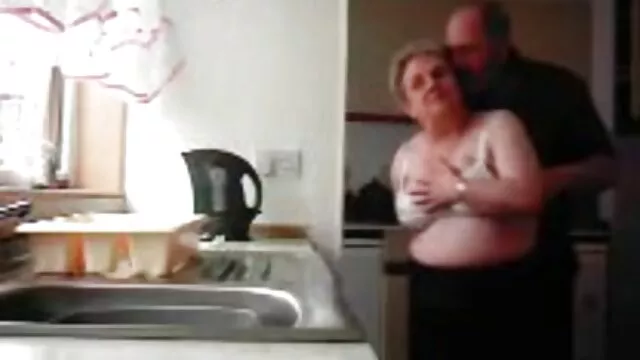 Visoka definicija :  Seks u troje pomaže mladim polusestrama da pronađu kompromis Hot porn 