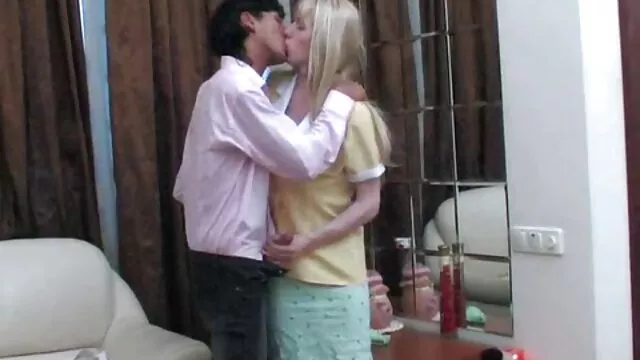 Visoka definicija :  Slatka plavuša moli da je jebemo u njenu usku guzu Hot porn 