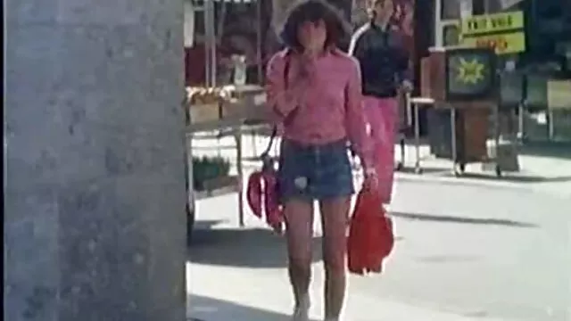 Visoka definicija :  Brineta sa tetovažama uživa u trljanju stopala svom muškarcu Hot porn 