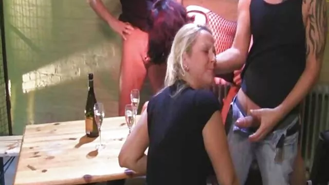 Visoka definicija :  Slatka djevojka liže svoju čvrstu vaginu kod kuće Hot porn 