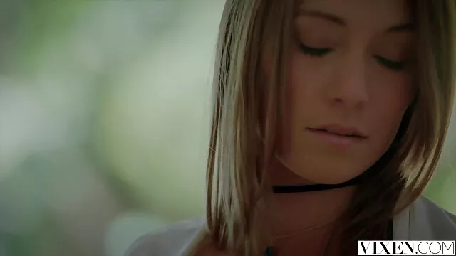 Visoka definicija :  Mršava plavuša jaše svog obješenog dečka na krevetu Hot porn 