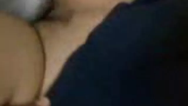 Visoka definicija :  Nakon zabave sa igračkom brineta je raspoložena za duboko grlo kurac Hot porn 