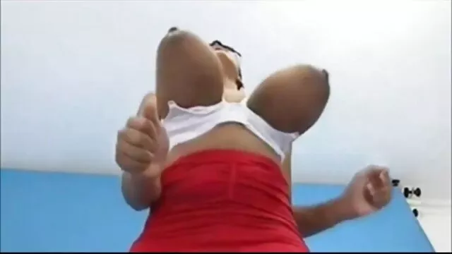 Visoka definicija :  Prljava brineta uzima dva kurca u usta i šupak Hot porn 