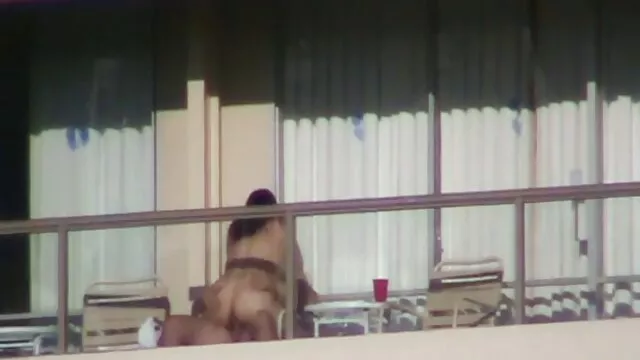Visoka definicija :  Lucky pool boy je jebena nevjerovatna beba na otvorenom Hot porn 