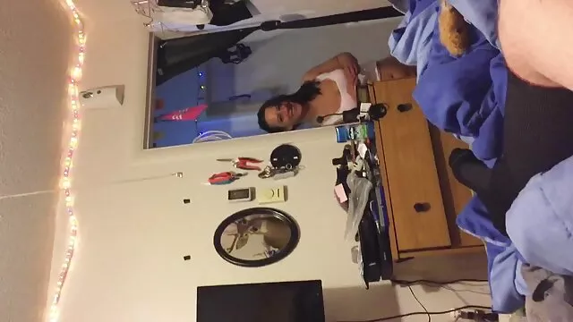 Visoka definicija :  Štreberci je bila potrebna pomoć, pa joj je skinuo odjeću Hot porn 