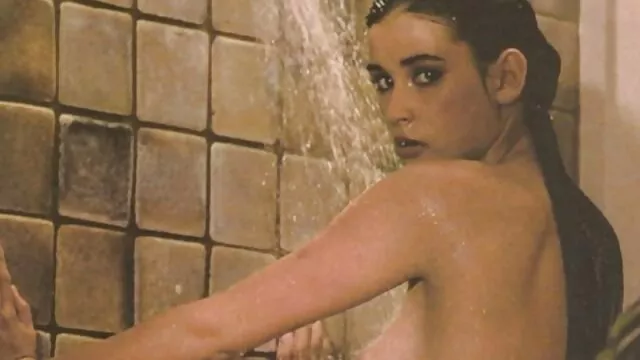 Visoka definicija :  Napaljeni dekan jebe zgodnu djevojku u svojoj kancelariji Hot porn 